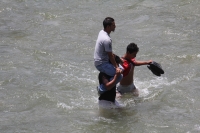 Miércoles 17 de agosto. Poblaodres de la ciudad guatemalteca de El Carmen Malacatan cruzan el río Suchiate diariamente trasladando a las personas a escasos metros del puente internacional ayudados unicamente por una vara y la fuerza humana para cargar a l