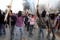 Miércoles 5 de diciembre del 2012. San Cristóbal de las Casas, Chiapas. IndÃgenas encapuchados mantienen bloqueada la carretera hacia San Juan Chamula después de que fueran detendios más de 50 indÃgenas en el edificio de la sub produraduria indigena esta Miércoles 5 de diciembre del 2012. San Cristóbal de las Casas, Chiapas. IndÃgenas encapuchados mantienen bloqueada la carretera hacia San Juan Chamula después de que fueran detendios más de 50 indÃgenas en el edificio de la sub produraduria indigena esta