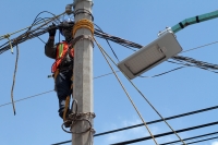 Jueves 22 de julio del 2020. Tuxtla Gutiérrez. Después de la lluvia del día miércoles, los técnicos de CFE continúan trabajando para lograr recuperar el servicio eléctrico en el norte oriente de la ciudad