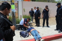 Lunes 14 de mayo del 2012.  Tuxtla Gutiérrez, Chiapas. Una mujer fue encontrada este medio día abandonada en un bulevar de la capital del estado, esta persona se encontraba encadenada y según algunas personas en el lugar afirman que fue abandonada por los