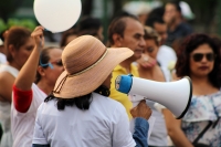Martes 9 de mayo del 2017. Tuxtla Gutiérrez. Una niña juega en la barda de la entrada al atrio de la Catedral de San Marcos.
