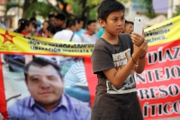 Martes 9 de mayo del 2017. Tuxtla Gutiérrez. Una niña juega en la barda de la entrada al atrio de la Catedral de San Marcos.