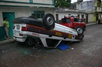 Foto/Toño Aguilar. Comitán, Chis.- La inoperatividad de autoridades de la Secretaría de Transporte de esta región provocaron que transportistas concesionados y “piratas” se enfrentaran ayer, resultando decenas de heridos y retenidos, así como vehículos de