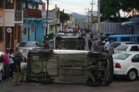 Foto/Toño Aguilar. Comitán, Chis.- La inoperatividad de autoridades de la Secretaría de Transporte de esta región provocaron que transportistas concesionados y “piratas” se enfrentaran ayer, resultando decenas de heridos y retenidos, así como vehículos de