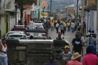 Foto/Toño Aguilar. Comitán, Chis.- La inoperatividad de autoridades de la Secretaría de Transporte de esta región provocaron que transportistas concesionados y “piratas” se enfrentaran ayer, resultando decenas de heridos y retenidos, así como vehículos de