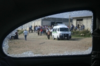 Foto/Toño Aguilar. Comitán, Chis.- La inoperatividad de autoridades de la Secretaría de Transporte de esta región provocaron que transportistas concesionados y “piratas” se enfrentaran ayer, resultando decenas de heridos y retenidos, así como vehículos de