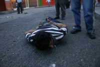 Foto/Toño Aguilar. Comitán, Chis.- La inoperatividad de autoridades de la Secretaría de Transporte de esta región provocaron que transportistas concesionados y “piratas” se enfrentaran ayer, resultando decenas de heridos y retenidos, así como vehículos de