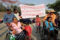 Jueves 23 de mayo del 2013. Ocosocuaulta del Espinoza. Los desplazados de Carranza abandonan la ENPC-CHIS. Familias desplazadas de la comunidad de Venustiano Carranza intentan abandonar las instalaciones de La Escuela Nacional de Protección Civil, Campus 