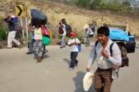 Jueves 23 de mayo del 2013. Ocosocuaulta del Espinoza. Los desplazados de Carranza abandonan la ENPC-CHIS. Familias desplazadas de la comunidad de Venustiano Carranza intentan abandonar las instalaciones de La Escuela Nacional de Protección Civil, Campus 