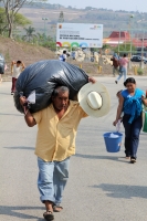 Jueves 23 de mayo del 2013. Ocosocuaulta del Espinoza. Los desplazados de Carranza abandonan la ENPC-CHIS. Familias desplazadas de la comunidad de Venustiano Carranza intentan abandonar las instalaciones de La Escuela Nacional de Protección Civil, Campus 