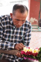 Jueves 2 de marzo del 2020. Enrama.  Durante la elaboración de la ofrenda de flores para el Santísimo en la comunidad de Suchiapa