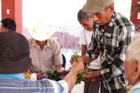 Jueves 2 de marzo del 2020. Enrama.  Durante la elaboración de la ofrenda de flores para el Santísimo en la comunidad de Suchiapa