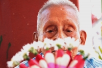 Jueves 2 de marzo del 2020. Enrama.  Durante la elaboración de la ofrenda de flores para el Santísimo en la comunidad de Suchiapa
