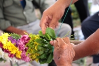 Jueves 2 de marzo del 2020. Enrama.  Durante la elaboración de la ofrenda de flores para el Santísimo en la comunidad de Suchiapa