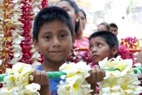 Jueves 25 de abril del 2019. Tuxtla Gutiérrez. Las ofrendas de Flor de Mayo son elaboradas por las hábiles manos de la comunidad tuxtleca durante las fiestas patronales de San Marcos.
