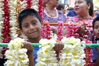 Jueves 25 de abril del 2019. Tuxtla Gutiérrez. Las ofrendas de Flor de Mayo son elaboradas por las hábiles manos de la comunidad tuxtleca durante las fiestas patronales de San Marcos.