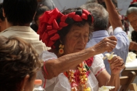 Jueves 25 de abril del 2019. Tuxtla Gutiérrez. Las ofrendas de Flor de Mayo son elaboradas por las hábiles manos de la comunidad tuxtleca durante las fiestas patronales de San Marcos.
