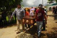 Martes 12 de julio. Los familiares de las personas que perecieron cuando fueron arrastradas dentro de un vehículo  durante las fuertes lluvias de las últimas horas son trasladados a la Colonia Guadalupe Victoria donde se les realizo una misa de cuerpo pre