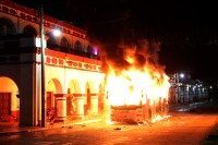 Lunes 7 de agosto del 2017. Chiapa de Corzo. Un autobús y un vehículo particular son incendiados al término de la jornada de violencia donde se enfrentaran manifestantes y las corporaciones policiacas durante la visita de EPN.