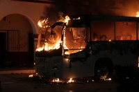 Lunes 7 de agosto del 2017. Chiapa de Corzo. Un autobús y un vehículo particular son incendiados al término de la jornada de violencia donde se enfrentaran manifestantes y las corporaciones policiacas durante la visita de EPN.