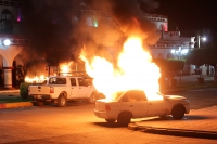 Lunes 7 de agosto del 2017. Chiapa de Corzo. Un autobús y un vehículo particular son incendiados al término de la jornada de violencia donde se enfrentaran manifestantes y las corporaciones policiacas durante la visita de EPN.