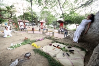 Jueves 20 de marzo del 2014. Chiapa de Corzo. La ceremonia de La Pochota o Ceiba es realizada esta tarde por pobladores de la ciudad ribereña durante el momento que el sol alcanza el punto del equinoccio marcando la entrada de la nueva temporada climática