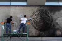 Jueves 14 de marzo del 2019. Tuxtla Gutiérrez. La limpieza del escudo de la fachada del edificio del gobierno de Chiapas.