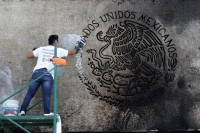 Jueves 14 de marzo del 2019. Tuxtla Gutiérrez. La limpieza del escudo de la fachada del edificio del gobierno de Chiapas.