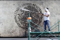Jueves 14 de marzo del 2019. Tuxtla Gutiérrez. La limpieza del escudo de la fachada del edificio del gobierno de Chiapas.