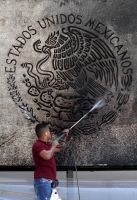 Jueves 14 de marzo del 2019. Tuxtla Gutiérrez. La limpieza del escudo de la fachada del edificio del gobierno de Chiapas.