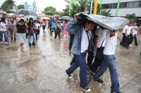 Martes 20 de septiembre. Alumnos de  CEBECH se manifiestan bajo la lluvia.
