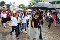 Martes 20 de septiembre. Alumnos de  CEBECH se manifiestan bajo la lluvia.