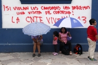 Martes 23 de agosto del 2016. Tuxtla Gutiérrez. Padres de familia y directivos de la Escuela Secundaria del Estado Número Uno preparan propuestas para impartir clases mientras continúan las protestas del Movimiento Magisterial en Chiapas.