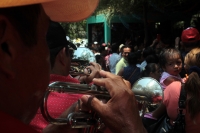 Lunes 30 de abril del 2018. Los Hojeros de Suchiapa recorren a pie varios kilómetros para recolectar las hojas de espadaña; este recorrido es acompañado de decenas de tambores ceremoniales durante las fiestas patronales de la Santa Cruz, siendo esta un