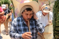 Lunes 30 de abril del 2018. Los Hojeros de Suchiapa recorren a pie varios kilómetros para recolectar las hojas de espadaña; este recorrido es acompañado de decenas de tambores ceremoniales durante las fiestas patronales de la Santa Cruz, siendo esta un