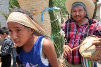 Lunes 30 de abril del 2018. Los Hojeros de Suchiapa recorren a pie varios kilómetros para recolectar las hojas de espadaña; este recorrido es acompañado de decenas de tambores ceremoniales durante las fiestas patronales de la Santa Cruz, siendo esta un
