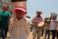 Lunes 30 de abril del 2018. Los Hojeros de Suchiapa recorren a pie varios kilómetros para recolectar las hojas de espadaña; este recorrido es acompañado de decenas de tambores ceremoniales durante las fiestas patronales de la Santa Cruz, siendo esta un