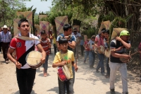 Lunes 30 de abril del 2018. Los Hojeros de Suchiapa recorren a pie varios kilómetros para recolectar las hojas de espadaña; este recorrido es acompañado de decenas de tambores ceremoniales durante las fiestas patronales de la Santa Cruz, siendo esta un