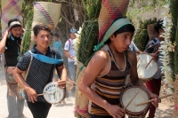 Lunes 30 de abril del 2018. Los Hojeros de Suchiapa recorren a pie varios kilómetros para recolectar las hojas de espadaña; este recorrido es acompañado de decenas de tambores ceremoniales durante las fiestas patronales de la Santa Cruz, siendo esta un
