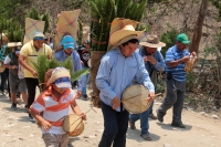 Lunes 30 de abril del 2018. Los Hojeros de Suchiapa recorren a pie varios kilómetros para recolectar las hojas de espadaña; este recorrido es acompañado de decenas de tambores ceremoniales durante las fiestas patronales de la Santa Cruz, siendo esta un