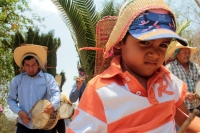 Lunes 30 de abril del 2018. Los Hojeros de Suchiapa recorren a pie varios kilómetros para recolectar las hojas de espadaña; este recorrido es acompañado de decenas de tambores ceremoniales durante las fiestas patronales de la Santa Cruz, siendo esta un