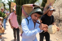 Lunes 30 de abril del 2018. Los Hojeros de Suchiapa recorren a pie varios kilómetros para recolectar las hojas de espadaña; este recorrido es acompañado de decenas de tambores ceremoniales durante las fiestas patronales de la Santa Cruz, siendo esta un