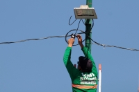 Martes 9 de enero del 2018. Tuxtla Gutiérrez. Un trabajador coloca los cables que alimentan los puestos que están instalados en la plaza central de la ciudad.