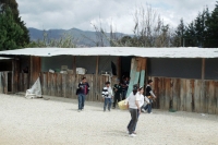 iFoto: Emiliano Sinwell. San Cristóbal de las Casas. Jueves 18 de agosto. Los estudiantes de la Escuela Secundaria Técnica 128 de San Felipe Ecatepec de la ciudad de San Cristóbal de las Casas, continúan recibiendo clases en 6 galeras construidas de lámin
