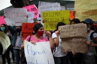 Jueves 27 de agosto del 2020.  Jóvenes estudiantes  esperando que se abran las matriculas en las Escuelas Normales de Chiapas, esta mañana en la Secretaria de Educación
