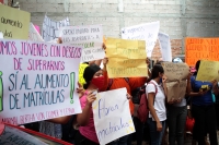 Jueves 27 de agosto del 2020.  Jóvenes estudiantes  esperando que se abran las matriculas en las Escuelas Normales de Chiapas, esta mañana en la Secretaria de Educación