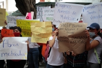 Jueves 27 de agosto del 2020.  Jóvenes estudiantes  esperando que se abran las matriculas en las Escuelas Normales de Chiapas, esta mañana en la Secretaria de Educación