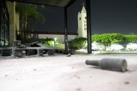 Sábado 25 de mayo del 2019. Tuxtla Gutiérrez. Los restos de la fogata que estudiantes prendieron esta noche en la entrada del edificio del gobierno de Chiapas.