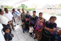 Jueves 3 de enero del 2012. Ex presos del caso Acteal se reúnen con sus familias. Tuxtla Gutiérrez, Chiapas. El grupo de indígenas ex carcelados la víspera por decisión del SCJN en el caso de la matanza de 45 indígenas en la comunidad Acteal en 1997 se re