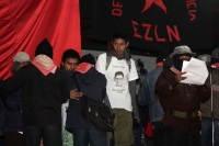 1 de enero del 2015. San Andrés Larrainzar. La delegación de padres de familia y compañeros de los normalistas de Ayotzinapa durante las celebraciones del aniversario zapatista en el Caracol II de Oventik